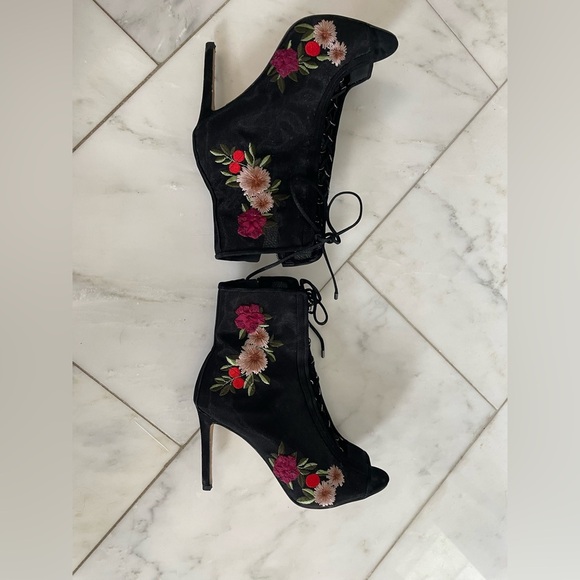 Gianni Bini, 9, mesh and suede embroidered floral peep toe lace up 4” heels - Picture 8 of 10